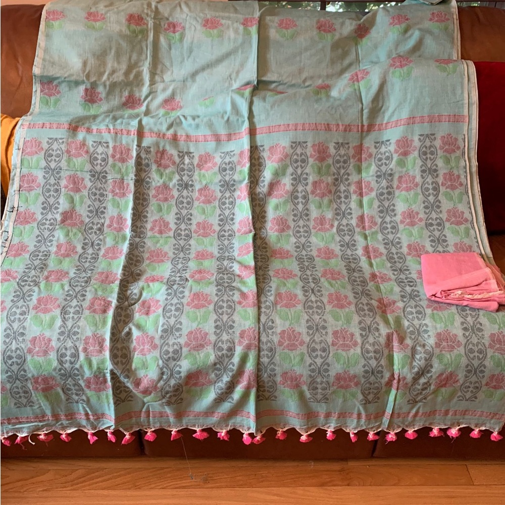 This pure khakis cotton saree can be worn as an everyday style saree.